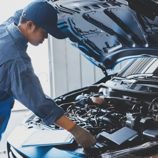 Mecânico da Araújo Auto Center realizando manutenção no motor de um veículo
